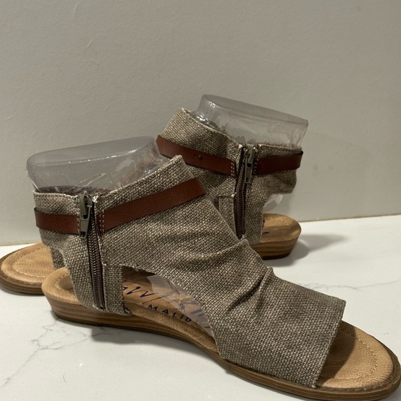 Women's Tan Sandals - Picture 6 of 11